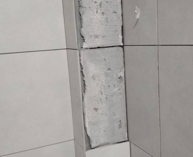 同江瓷砖空鼓维修公司分享下瓷砖施工前基层浇水润湿程度不足，可能导致以下问题